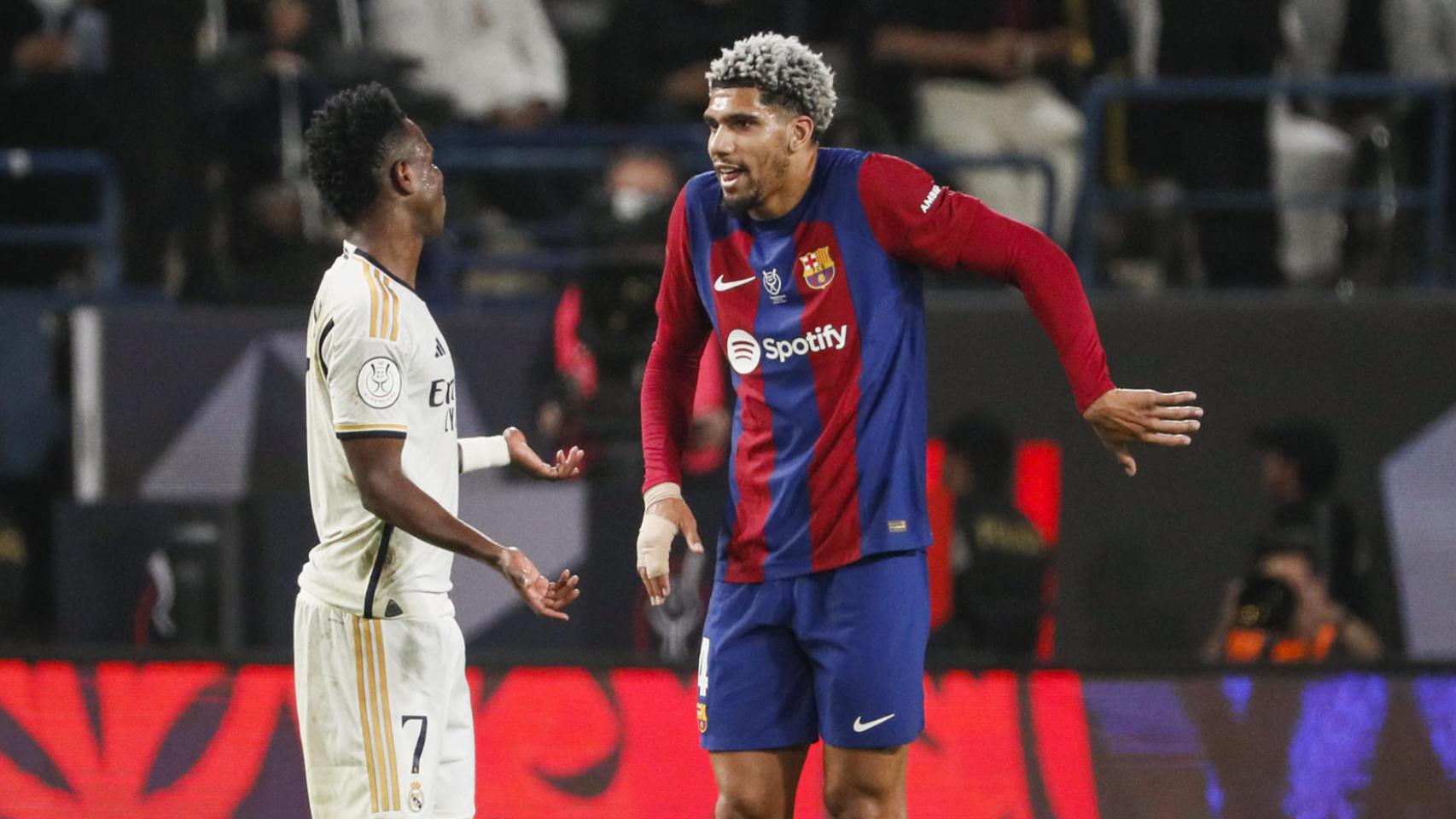 Araujo y Vinicius, en un lance de la final