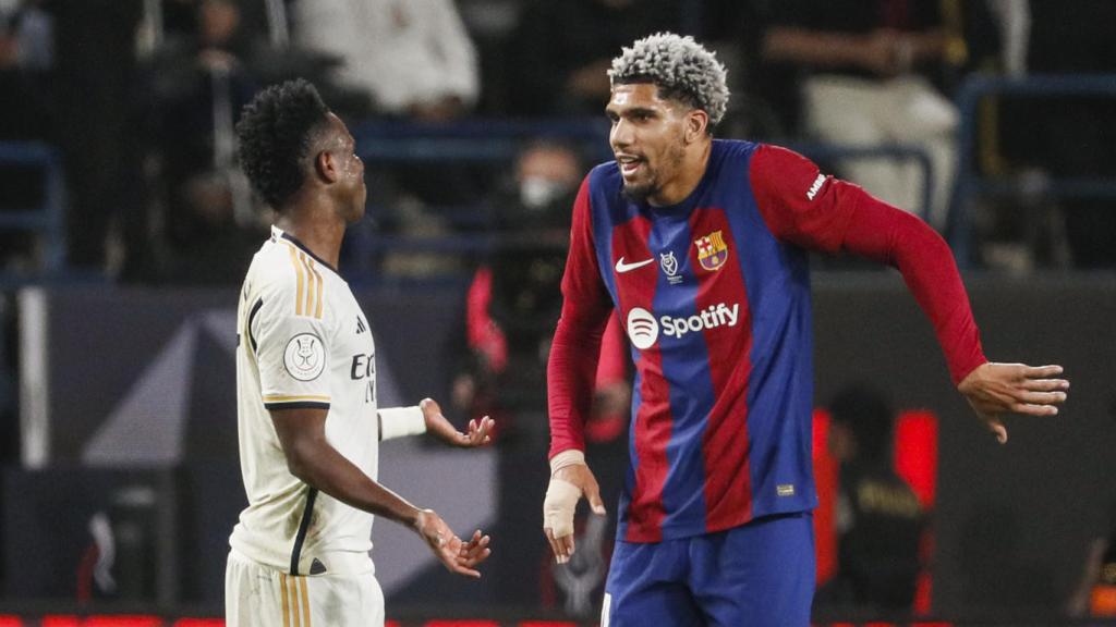 Araujo y Vinicius, en un lance de la final