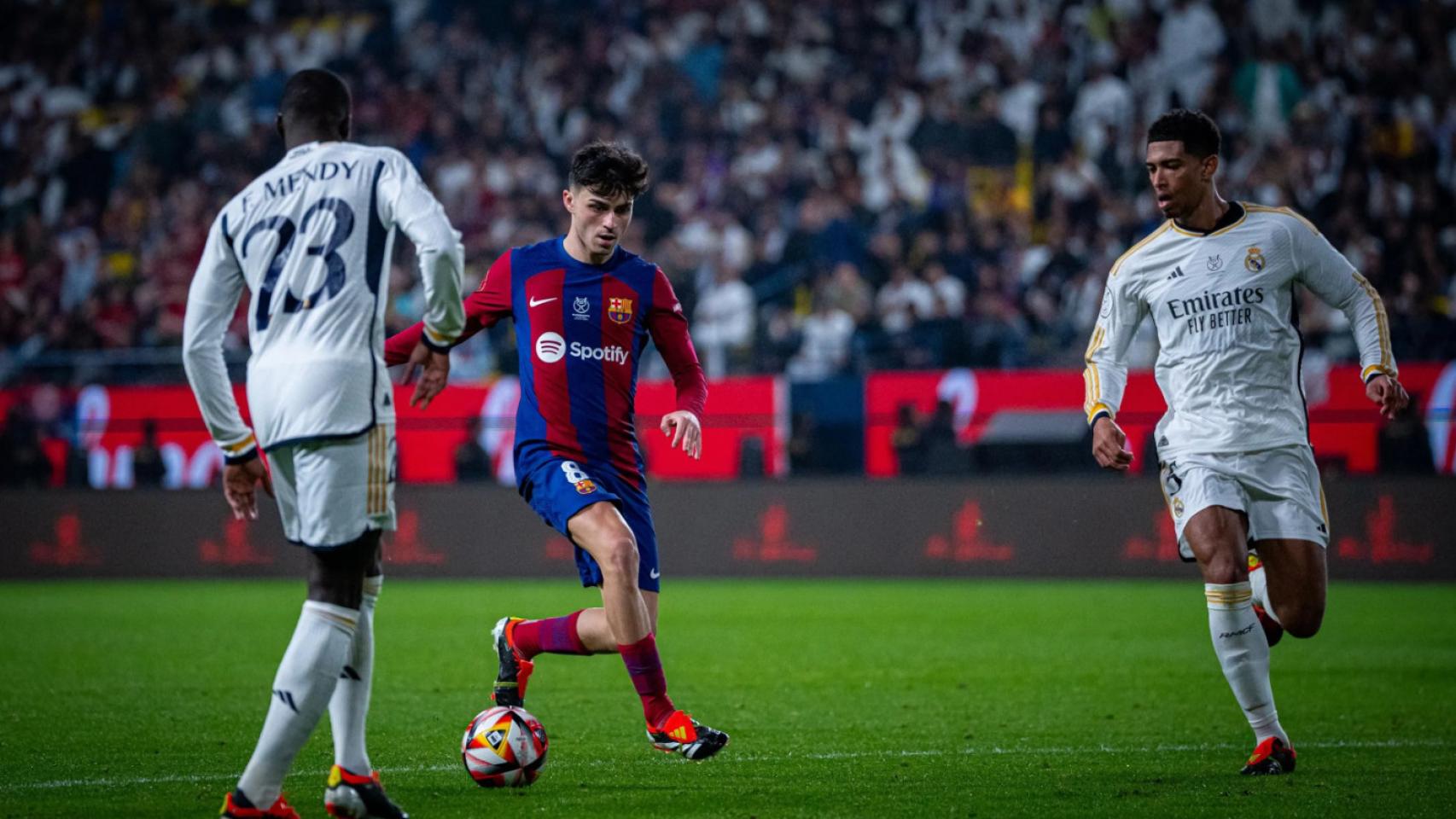 Pedri encara a Jude Bellingham y Ferland Mendy en el clásico de Supercopa