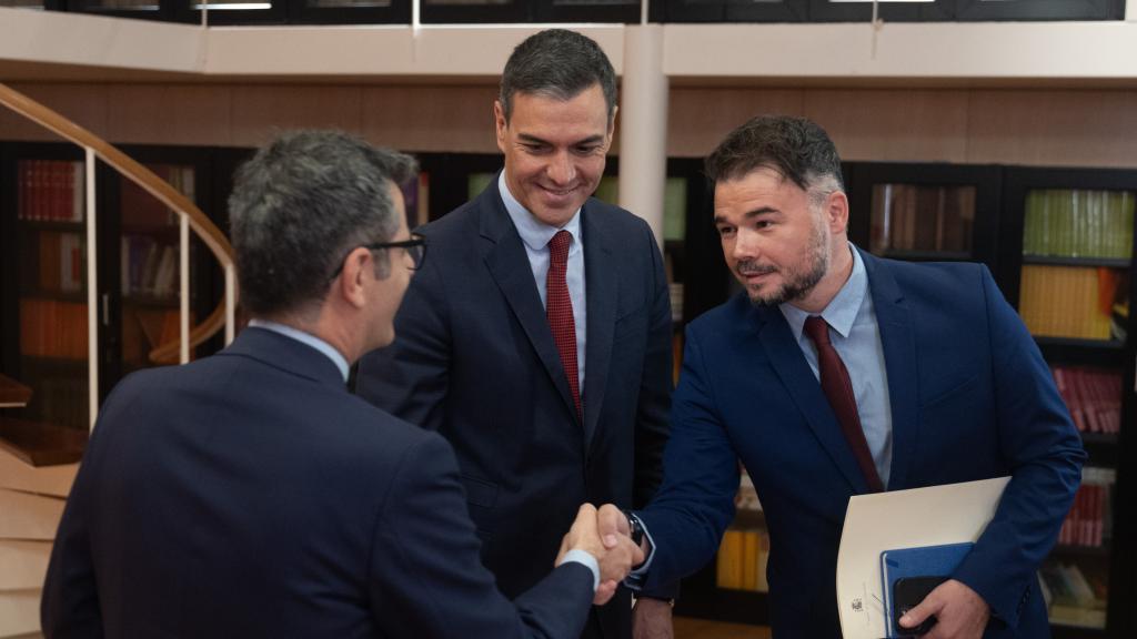 El ministro de la Presidencia, Félix Bolaños, y el presidente del Gobierno en funciones, Pedro Sánchez reciben al portavoz de ERC, Gabriel Rufián, en octubre de 2023