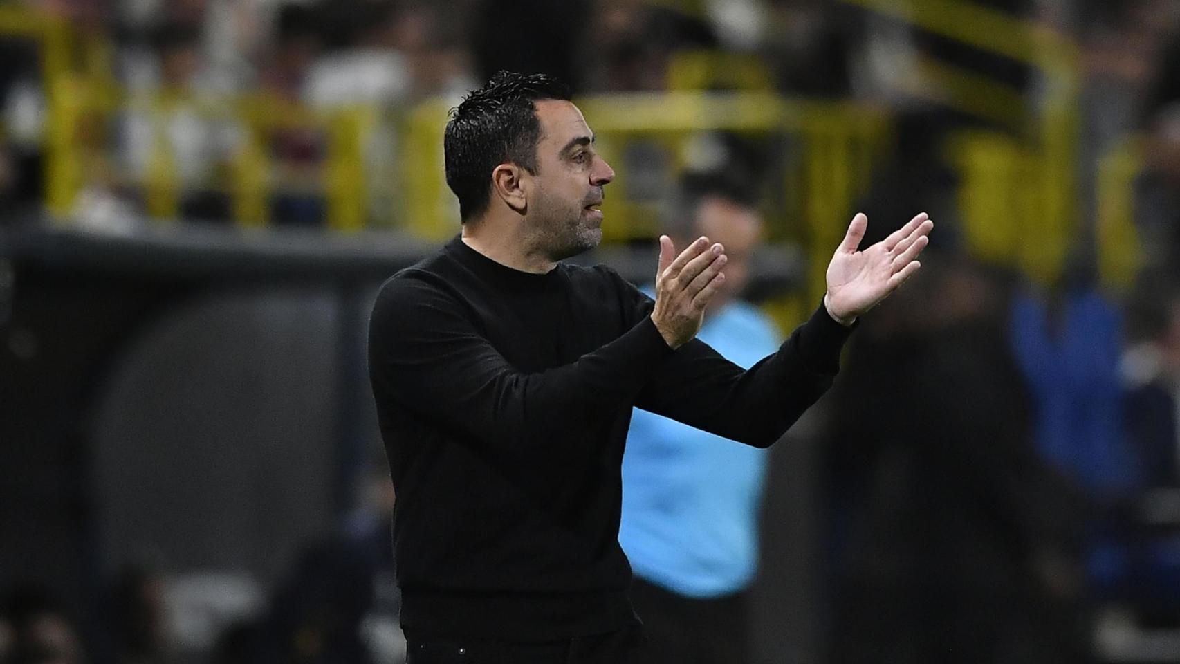Xavi anima a sus futbolistas en Riad