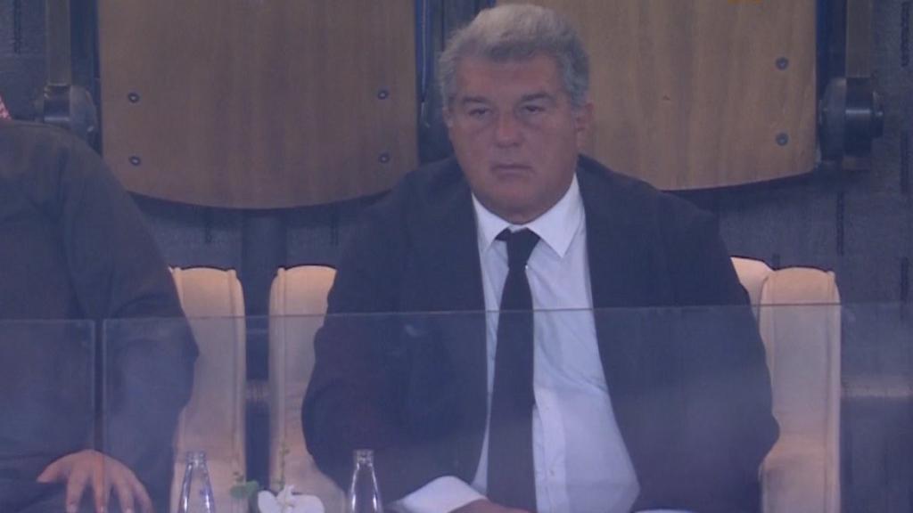 Joan Laporta, hundido en el palco tras el cuarto gol del Real Madrid durante el clásico de Supercopa