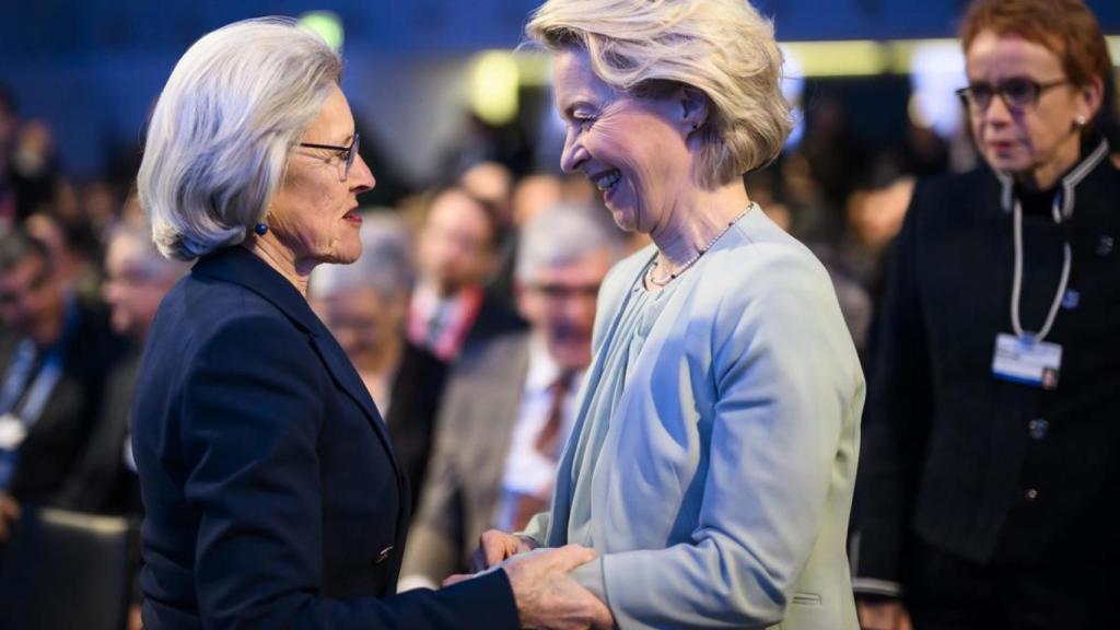 Ursula von der Leyen, presidenta de la Comisión Europea, con la esposa del organizador de Davos