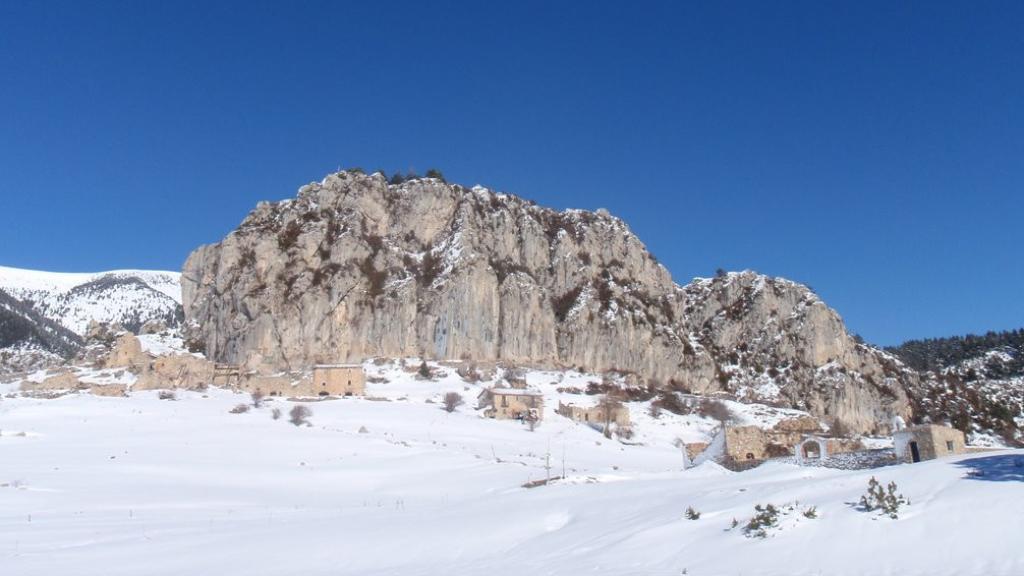 Las ruinas de un pueblo abandonado en la nieve