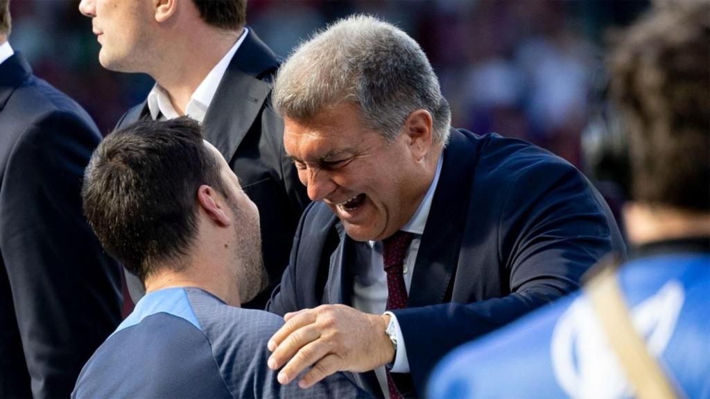 Joan Laporta, bromeando con Jonatan Giráldez tras celebrar un título