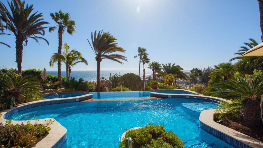 Un hotel de costa con piscina