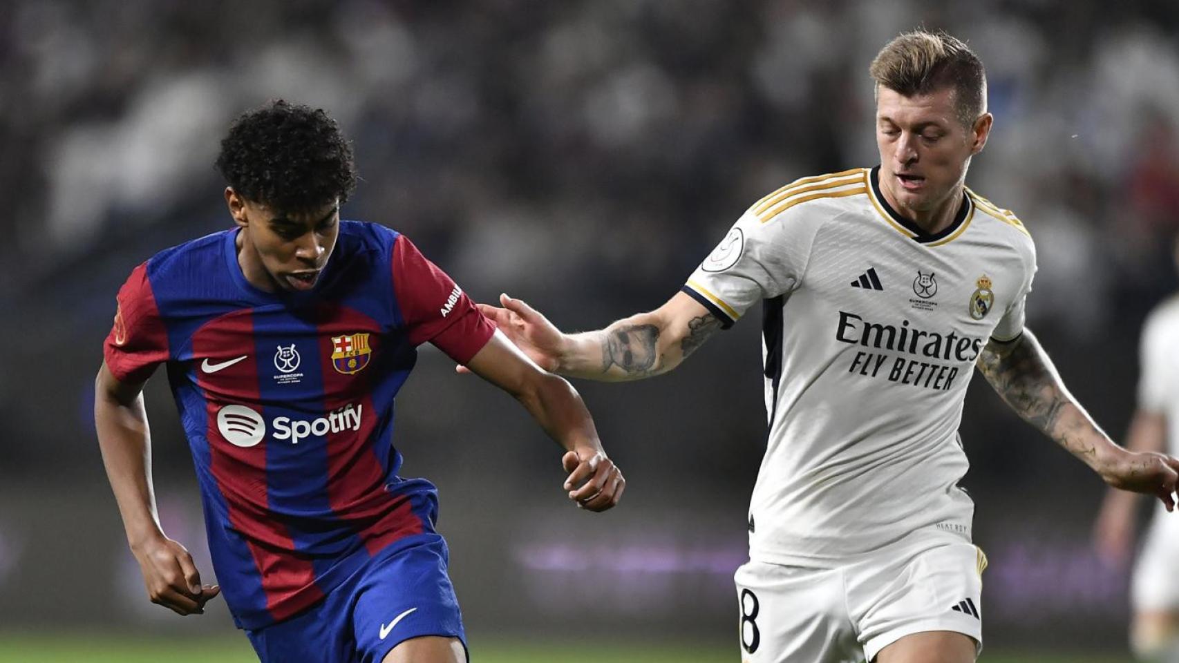 Toni Kroos persigue a Lamine Yamal en el clásico de Supercopa