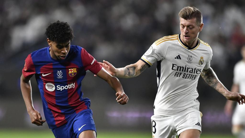 Toni Kroos persigue a Lamine Yamal en el clásico de Supercopa