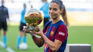 Aitana Bonmatí, mostrando su Balón de Oro a la afición del Barça