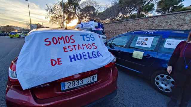 Coches que han participado en la marcha lenta de sanitarios en Barcelona