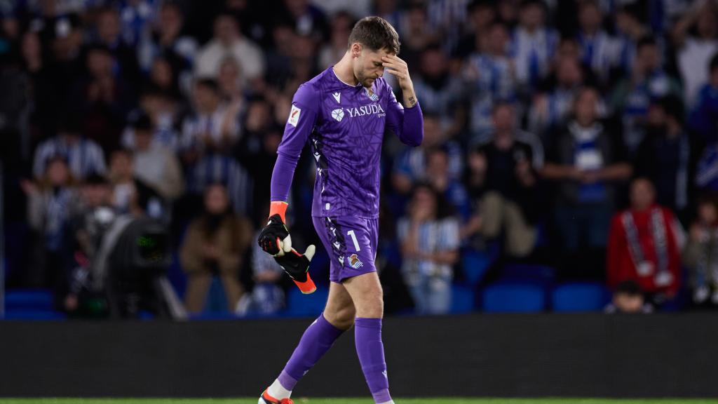 Álex Remiro se lamenta tras ser expulsado en el duelo ante el Deportivo Alavés.
