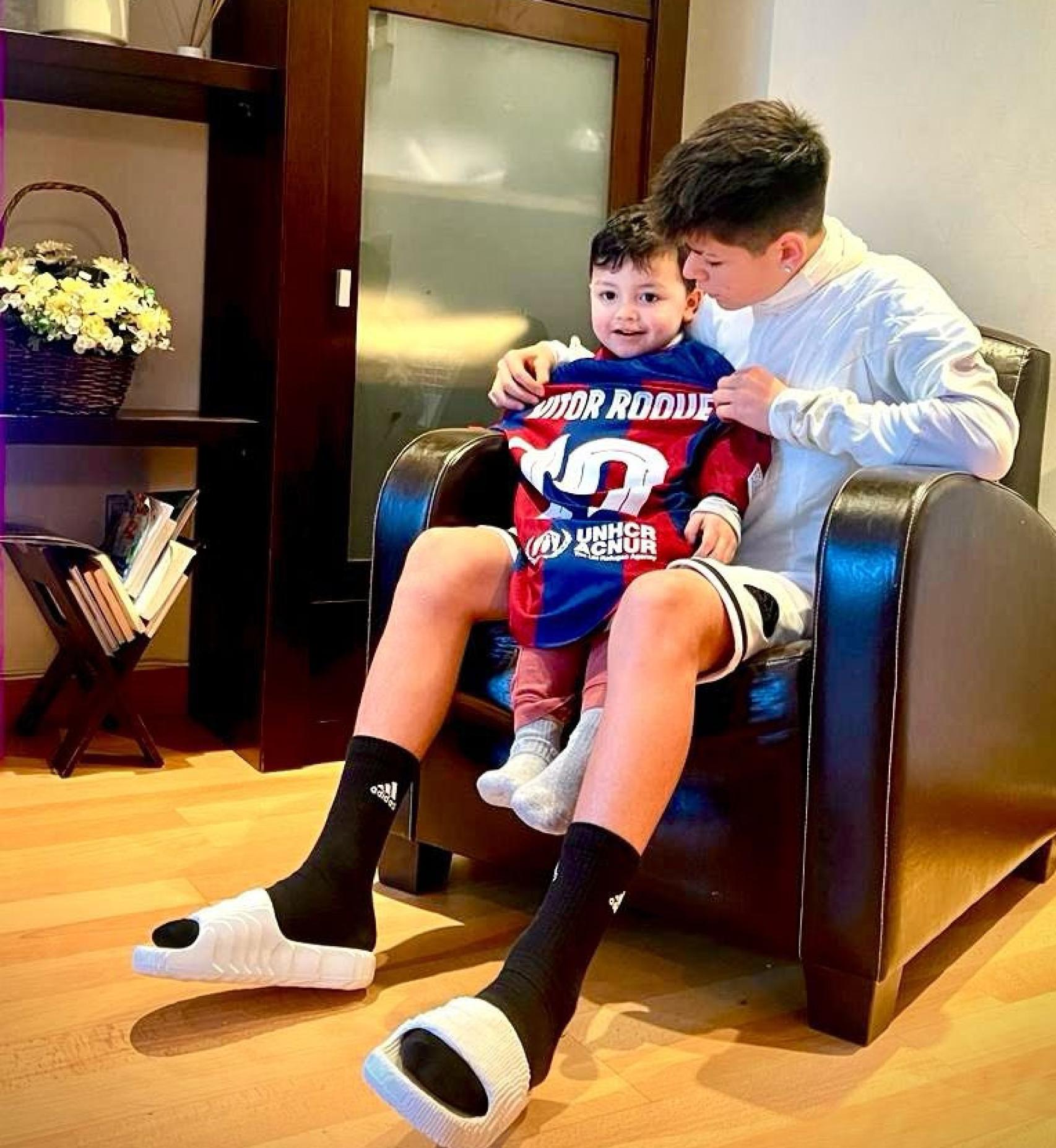 Gui Ruck, promesa del Valladolid pretendida por el Barça, recibe un regalo de Vitor Roque