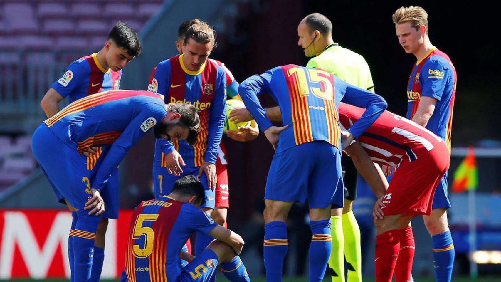 Jugadores del Barça, rodeando a Mateu Lahoz en una imagen de archivo