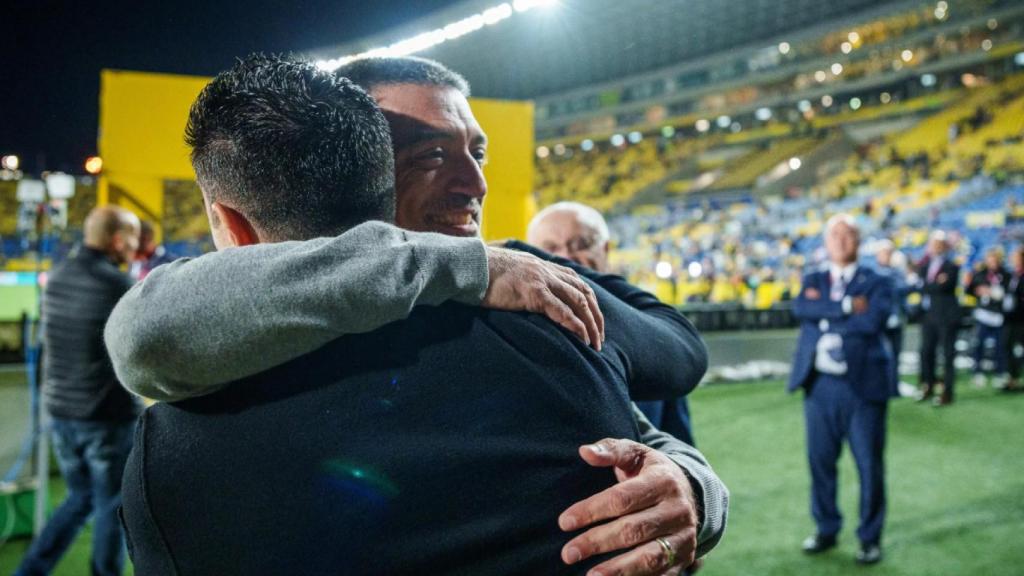 El abrazo de Pimienta y Xavi antes del cruce entre Las Palmas y Barça