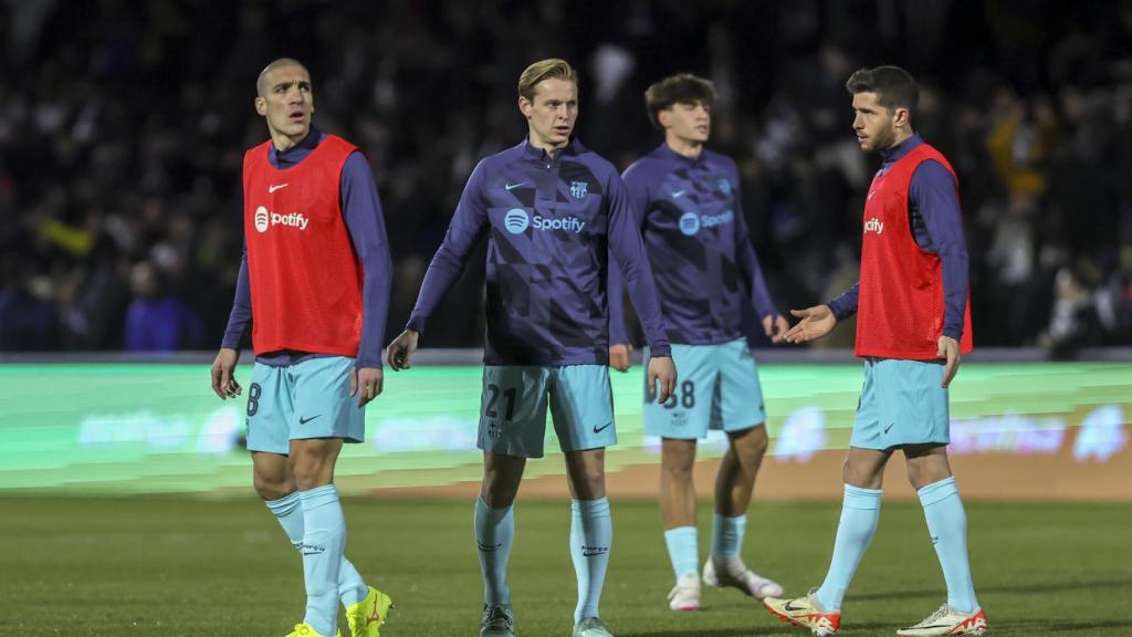 Oriol Romeu, Sergi Roberto y Frenkie de Jong calientan antes del duelo de Copa en Salamanca