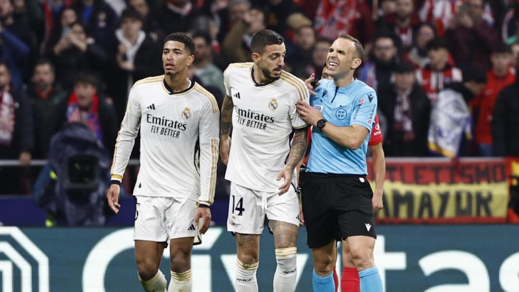 Joselu conversa con Cuadra Fernández en el Atlético-Real Madrid