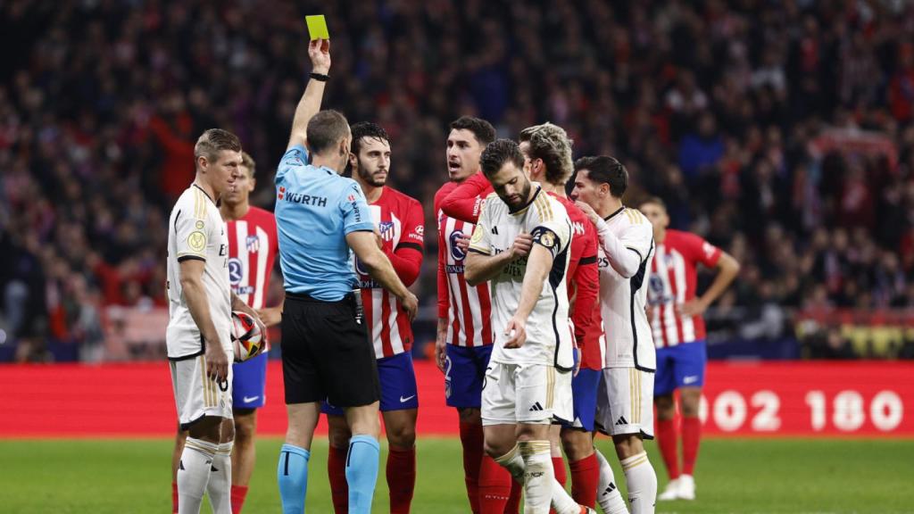 Cuadra Fernández saca amarilla a Mario Hermoso