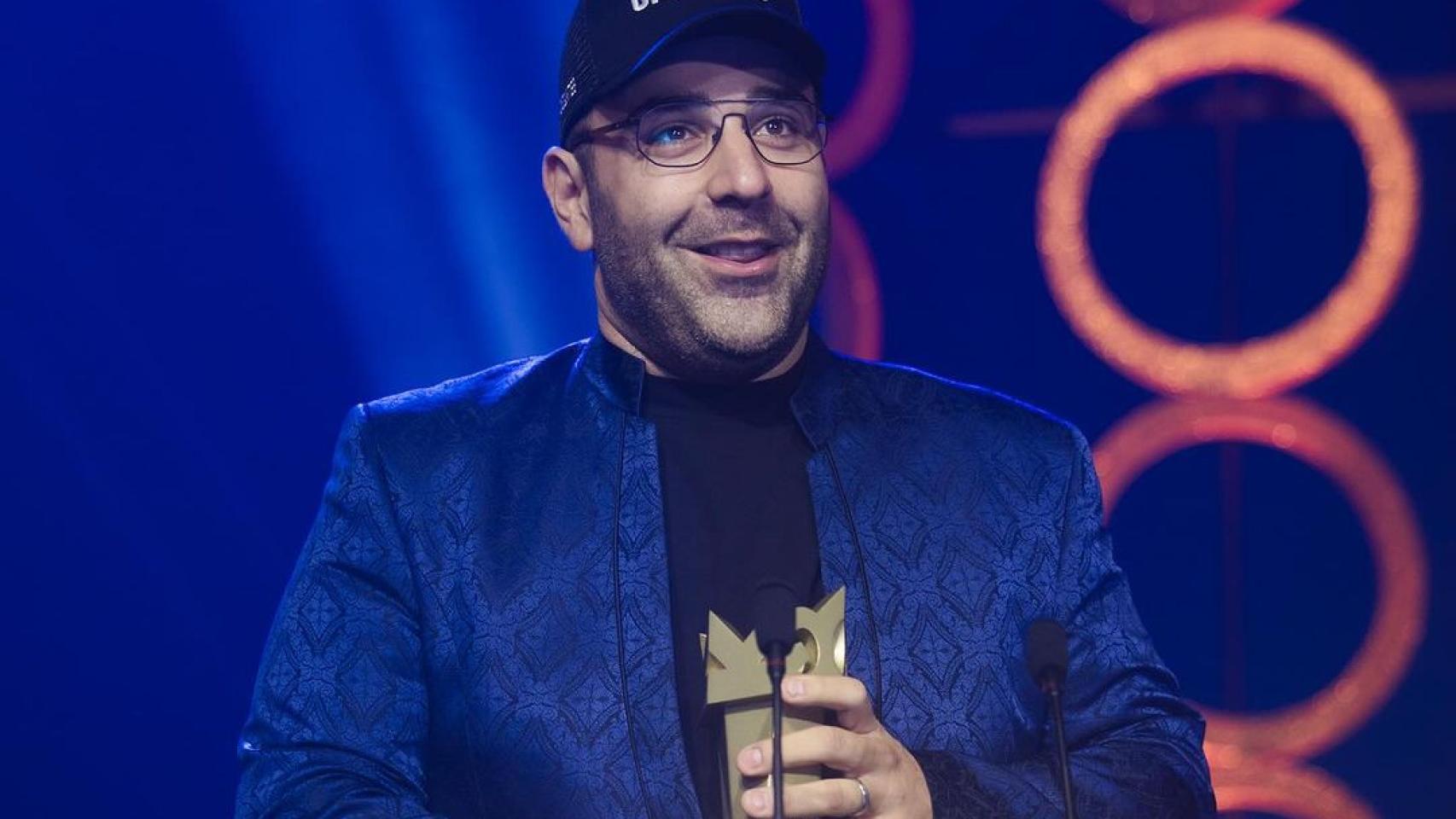 Gerard Romero, presidente de Jijantes FC, con el Ondas entregado al proyecto de la Kings League