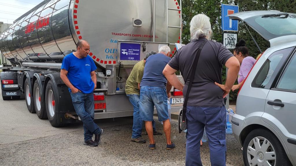 Vecinos de Vallirana llenando sus garrafas de un camión cisterna