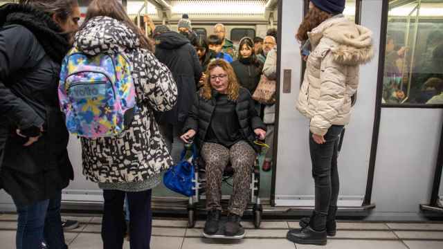 Montse Font subiendo en el metro de Barcelona
