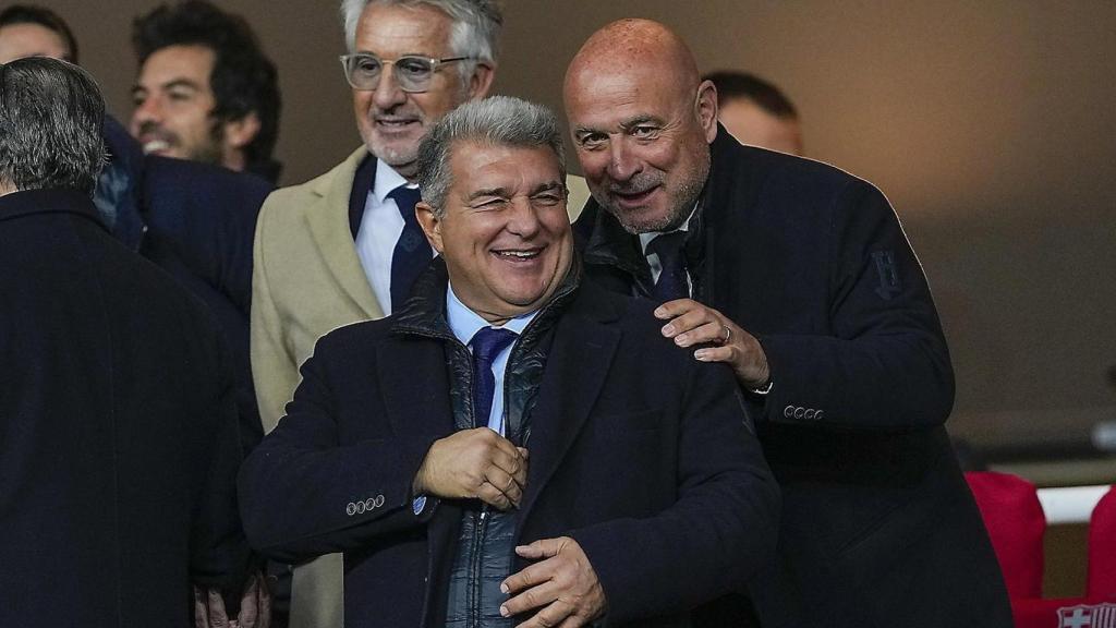 Laporta, en la grada de Montjuïc, durante el partido entre el Barça y la UD Almería, con Ignasi Macià y Xavi Puig