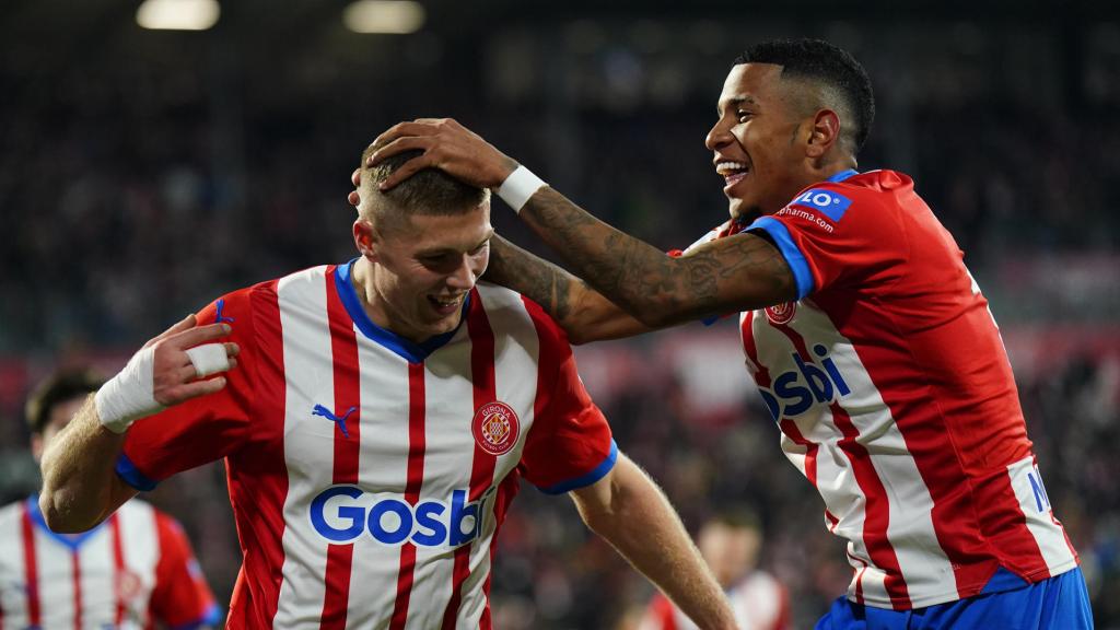 Artem Dovbyk y Savinho celebran el hat-trick del delantero ucraniano al Sevilla