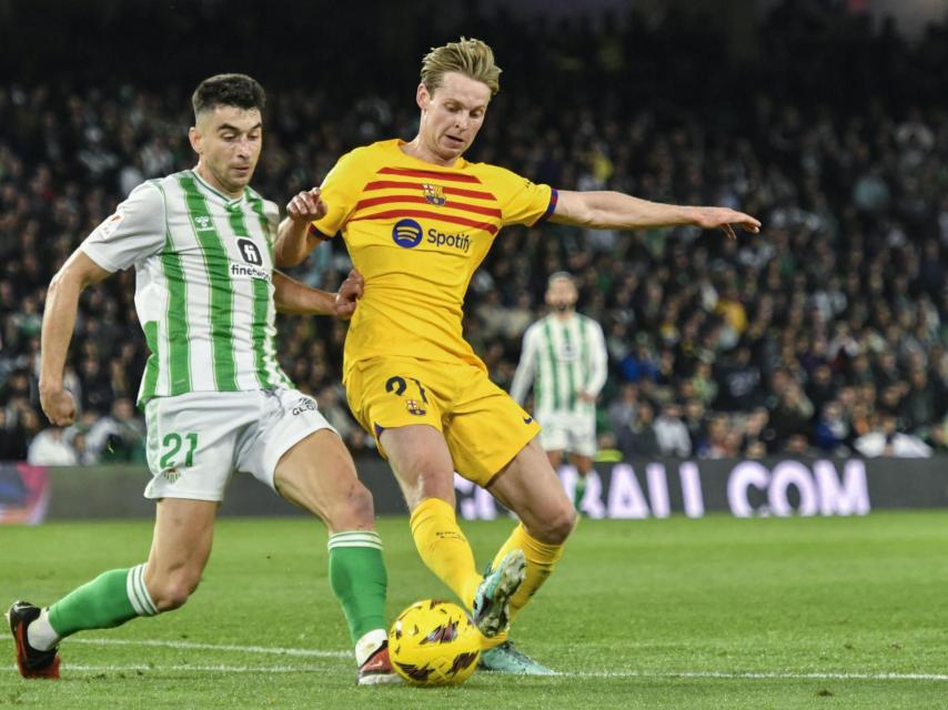 Frenkie de Jong pugna con Marc Roca