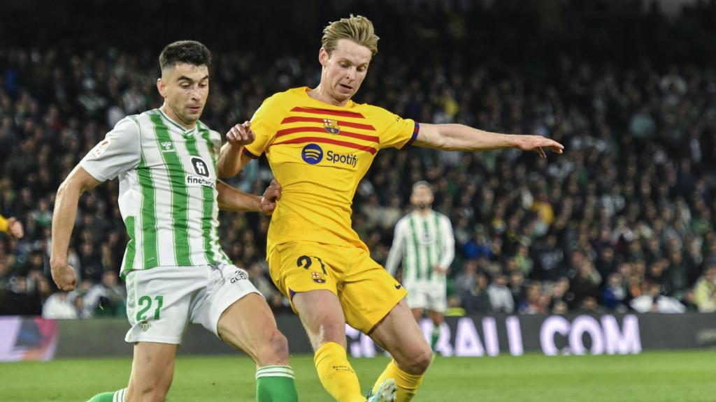 Frenkie de Jong pugna con Marc Roca