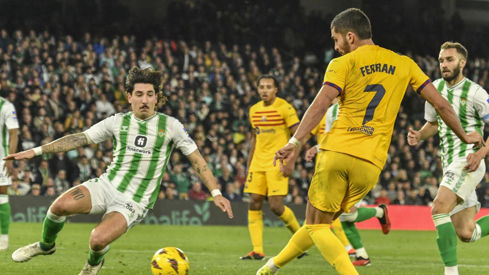 Ferran Torres intenta un remate contra el Betis