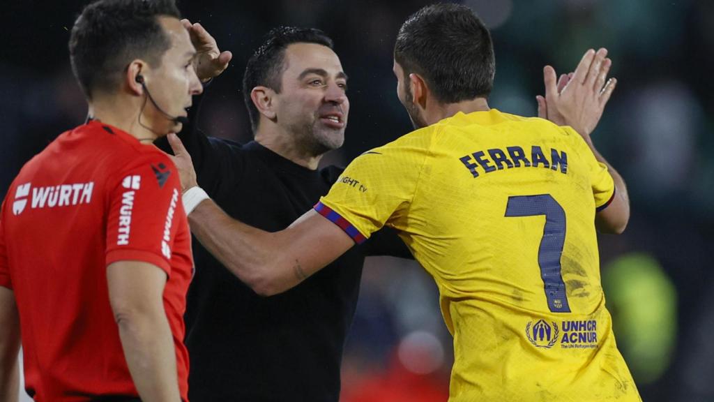 Ferran Torres abraza a Xavi Hernández tras marcarle un hat-trick al Betis en Liga
