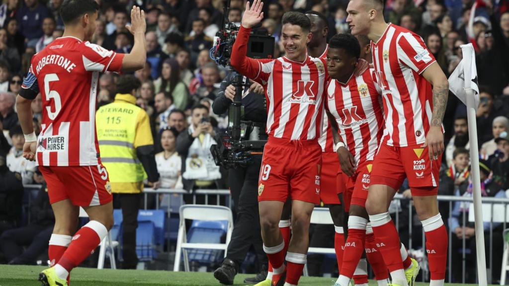 Los jugadores del Almería celebran el gol de Ramazani