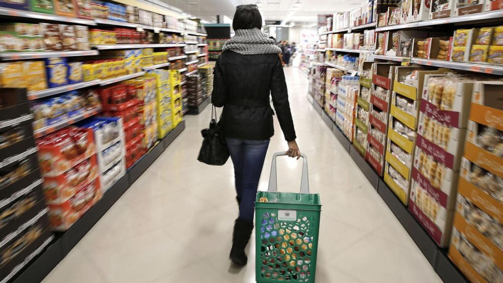 Imagen de archivo de una mujer comprando en el Mercadona