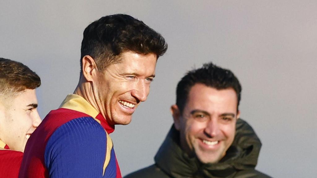 Xavi Hernández y Robert Lewandowski, durante un entrenamiento del Barça