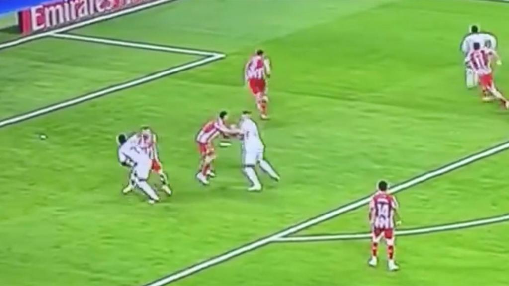 Frame en el que se puede ver el manotazo de Vinicius Jr a un rival