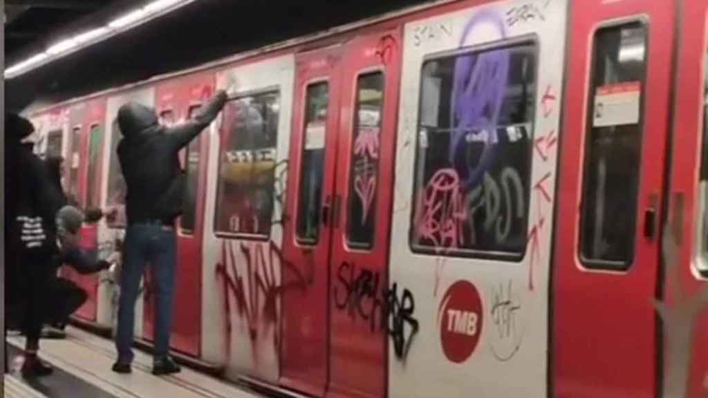 Grafitis en una imagen de archivo en el metro de Barcelona