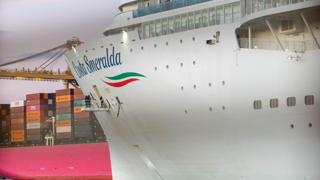 Un creuer de Costa Smeralda atraca al port de Barcelona