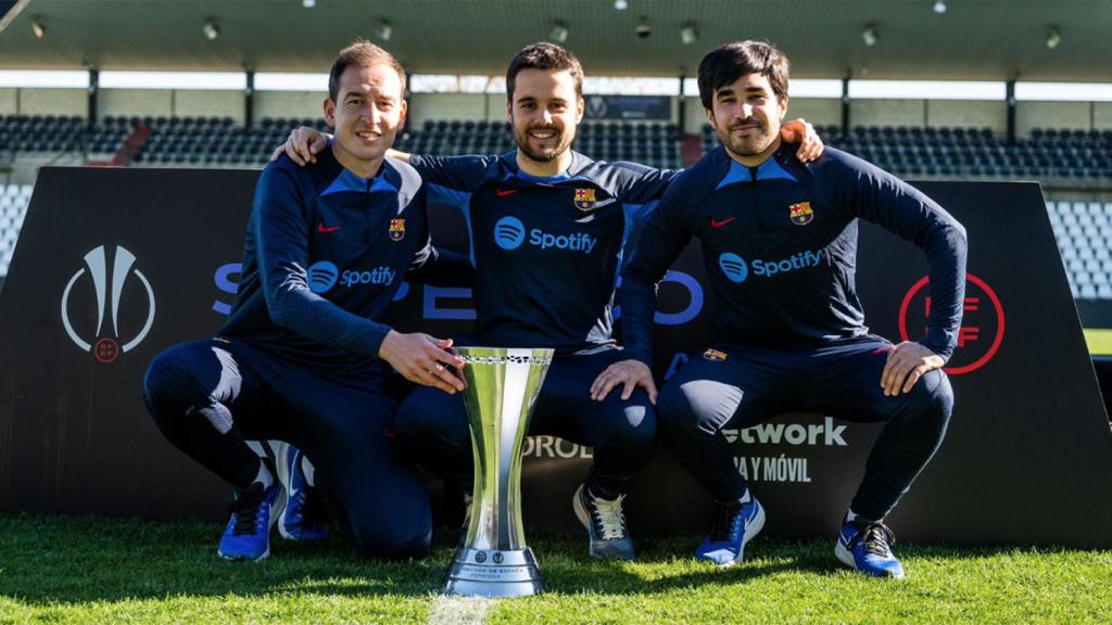 Jonatan Giráldez, junto a Rafel Navarro (izquierda) y Pere Romeu (derecha)