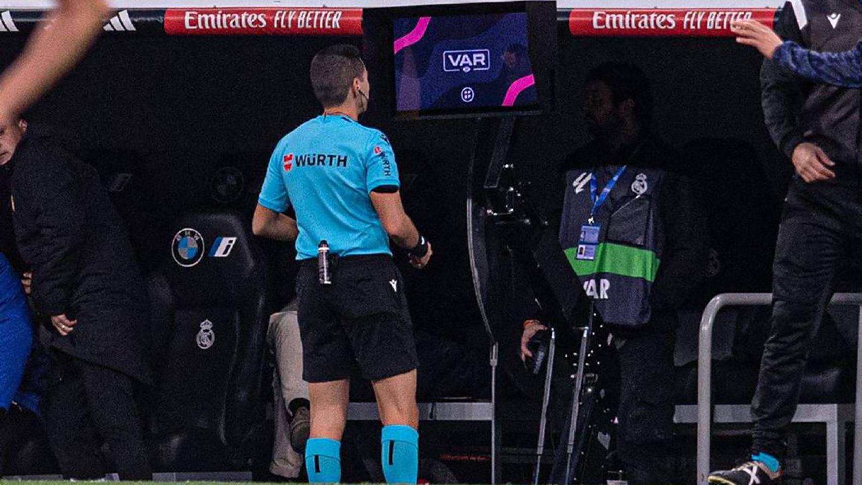 El colegiado del Real Madrid-Almería, revisando una acción en el VAR