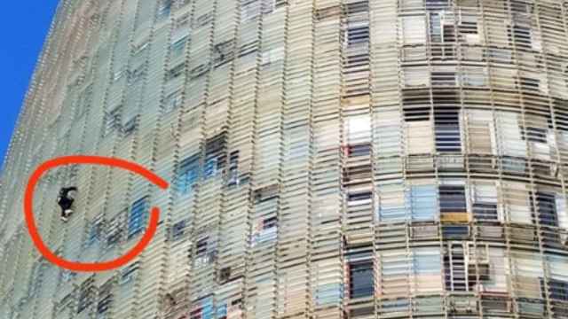 Una persona escala la Torre Glòries de Barcelona