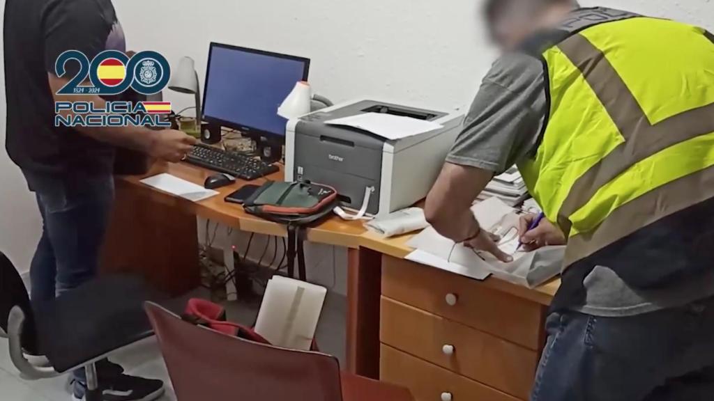 Agentes de la Policía Nacional en la casa del depredador sexual detenido en Argentona (Barcelona)