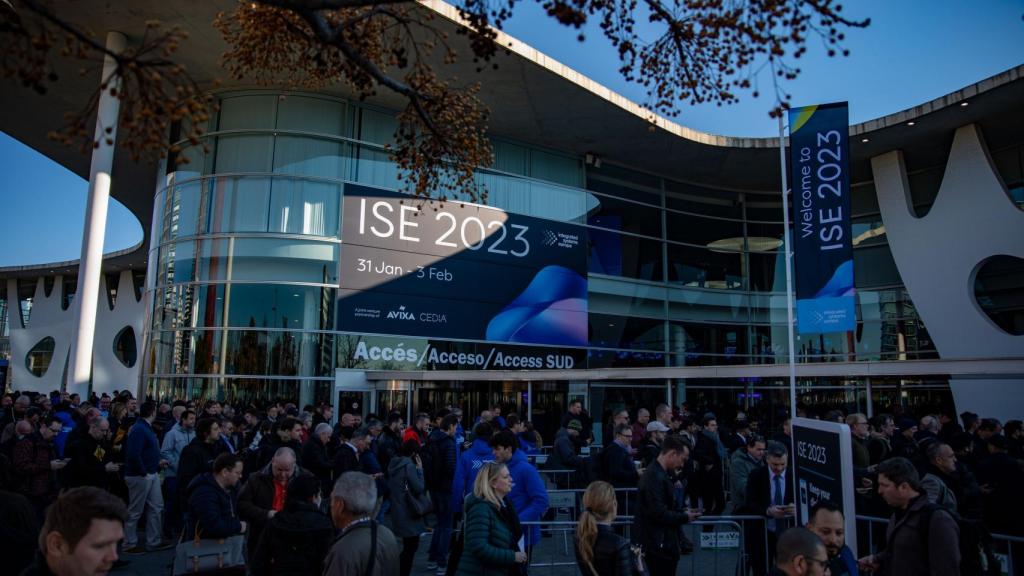 Decenas de personas hacen cola para entrar al salón ISE en el recinto ferial de Gran Via