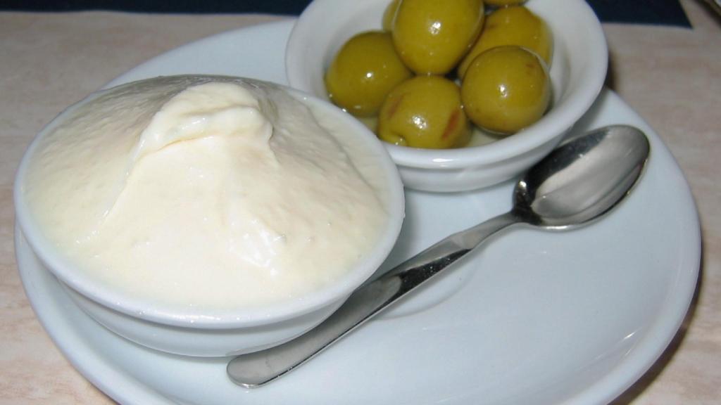 El alioli es un acompañante habitual en todas las mesas