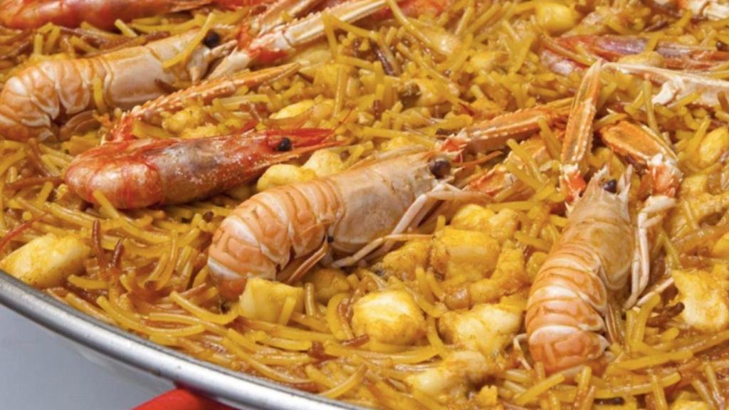 Un plat de fideuà en una imatge d'arxiu