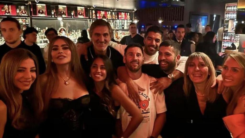 Sofía Vergara, junto a varios exjugadores del Barça