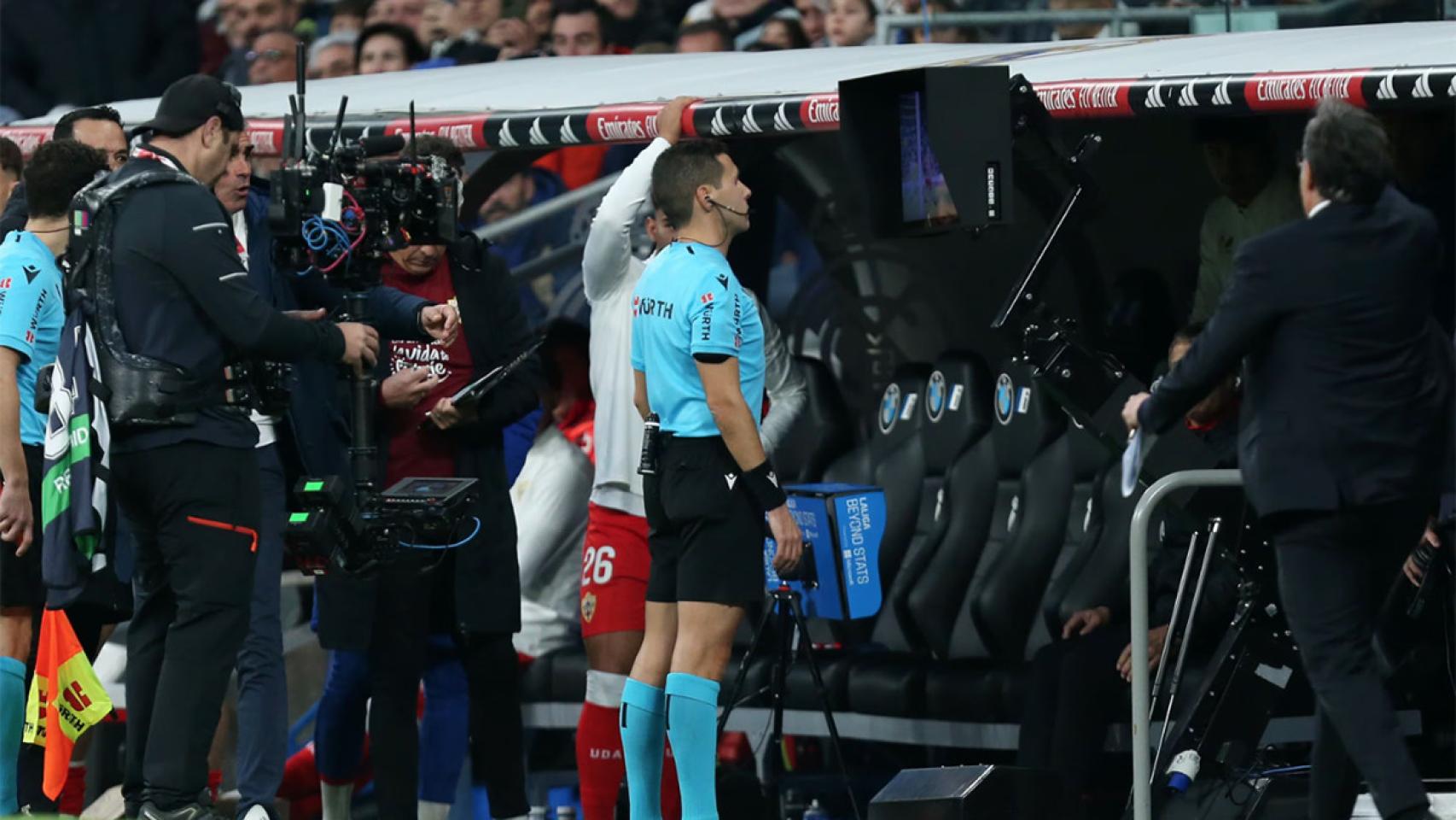 Hernández Hernández, mirando una acción polémica en el VAR
