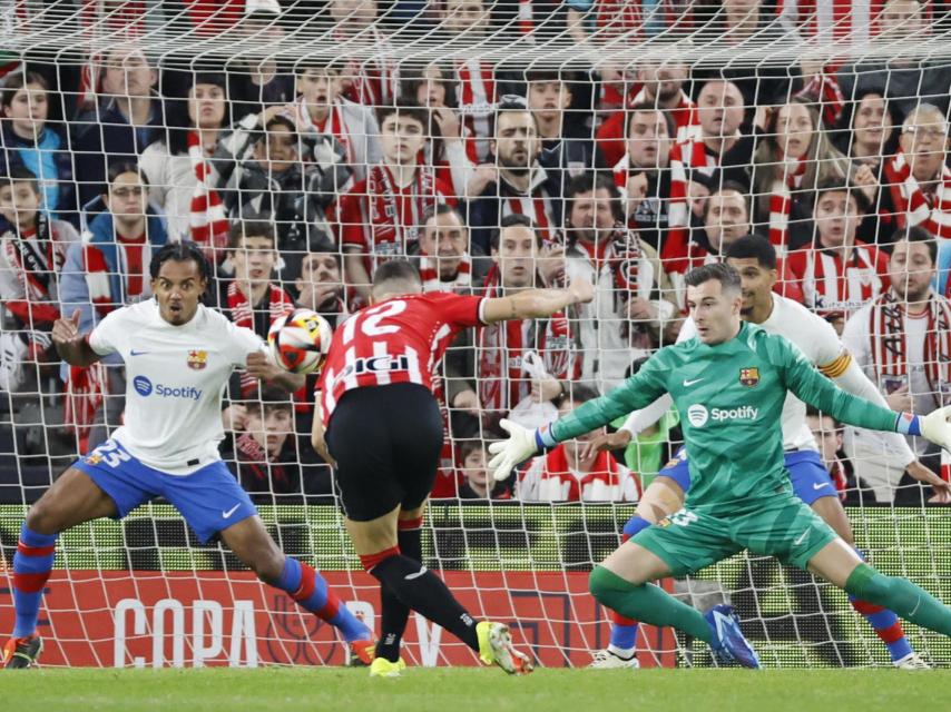 Guruzeta marca el primer gol del partido