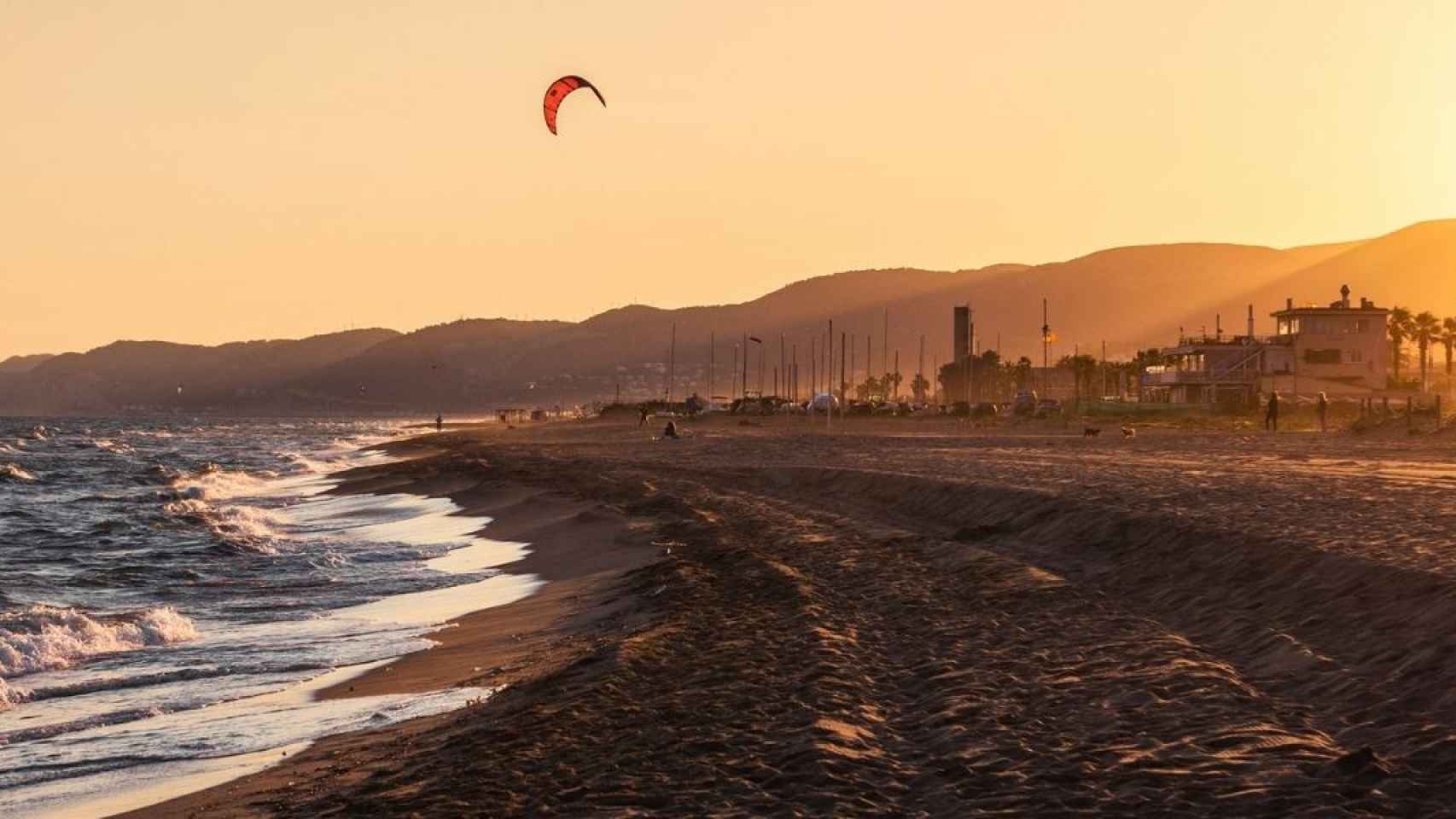 Atardecer en la playa de Castelldefels