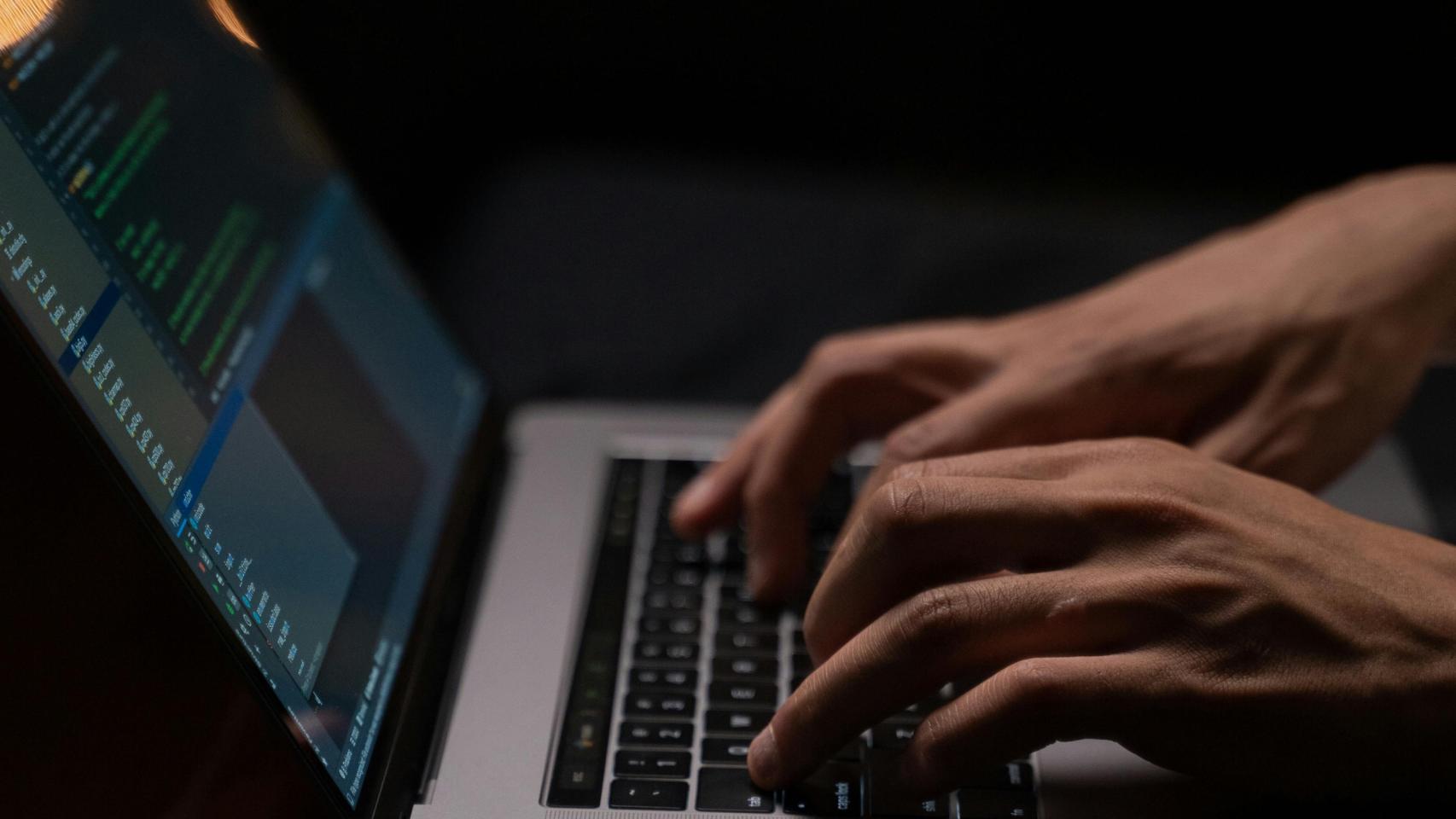 Una persona envía mensajes desde un ordenador