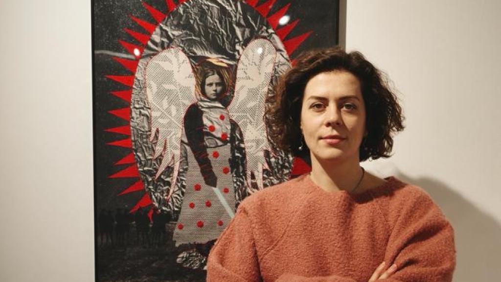 Pidgayna frente a una obra de Lisova