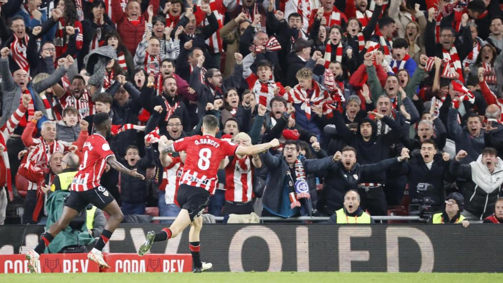 Los jugadores del Athletic celebran el gol de Iñaki Williams